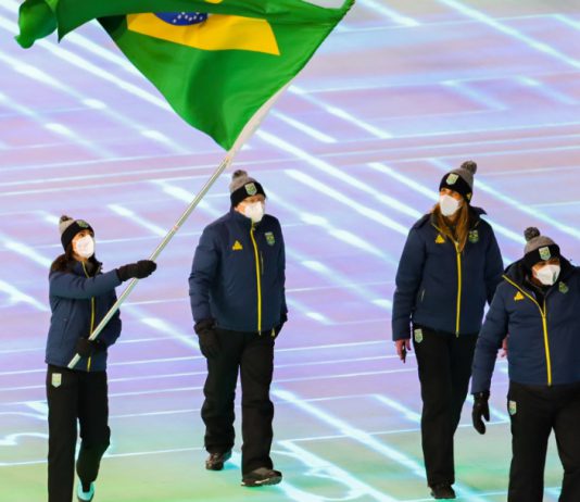 Jaqueline Mourão representando o Brasil Na Neve na abertura dos Jogos Olímpicos