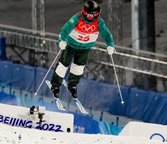 Sabrina Cass em uma de suas descidas nos Jogos Olímpicos de Inverno